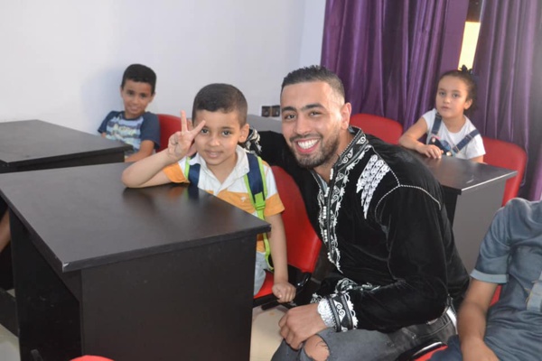 الدريوش.. مؤسسة لتعليم اللغات والإعلاميات تُكرم البطل العالمي في "الكيك بوكسينغ" عزيز قلاح