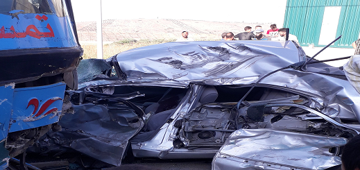 بالصور.. حادثة سير مأساوية بجماعة تمسمان  .. إصطدام سيارة نفعية بحافلة لنقل المسافرين