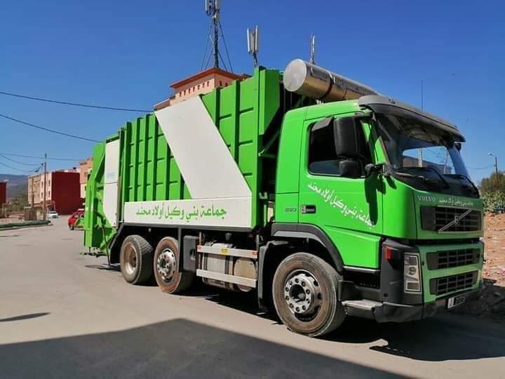 تدخل شاحنة تابعة لجماعة بني وكيل لجمع الأزبال بالناظور يثير الجدل على مواقع التواصل