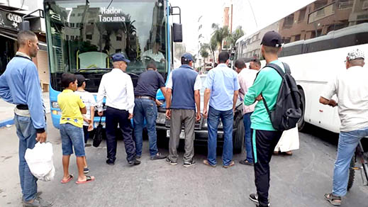 بالصور.. إصطدام بين حافلة للنقل الحضري وسيارة نفعية يتسبب في إرتباك في حركة المرور وسط الناظور 