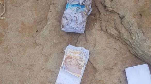 بالصور: أمواج بحر أكادير تلفظ 3 حقائب ممتلئة بالنقود