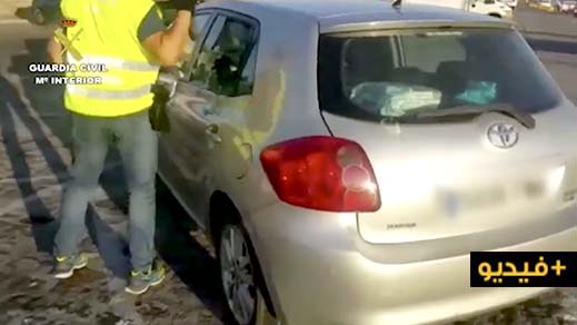 شاهدوا بالفيديو.. عناصر الحرس المدني تداهم سيارتين مملوءتان بالحشيش في ميناء هوليفا جنوب إسبانيا