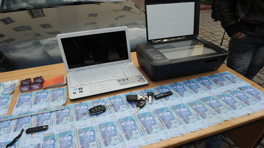 غير بعيد عن الناظور.. توقيف ثلاثة أشخاص يشتبه تورطهم في قضية تتعلق بتزوير الأوراق النقدية وعرضها للتداول غير بعيد عن الناظور.. توقيف ثلاثة أشخاص يشتبه تورطهم في قضية تتعلق بتزوير الأوراق النقدية وعرضها للتداول