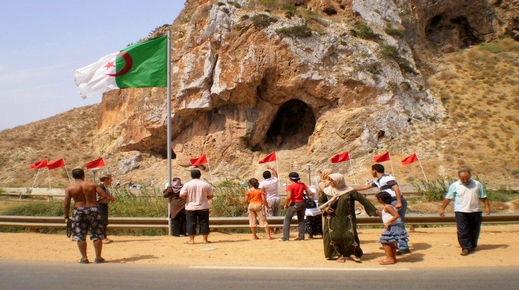 نشطاء جزائريون ينظمون وقفة سلمية للمطالبة بفتح الحدود مع المغرب