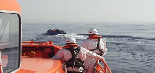 أبحروا من سواحل الناظور.. البحرية الاسبانية تنقذ 6 مهاجرين مغاربة تعرض قاربهم لأعطاب في عرض البحر