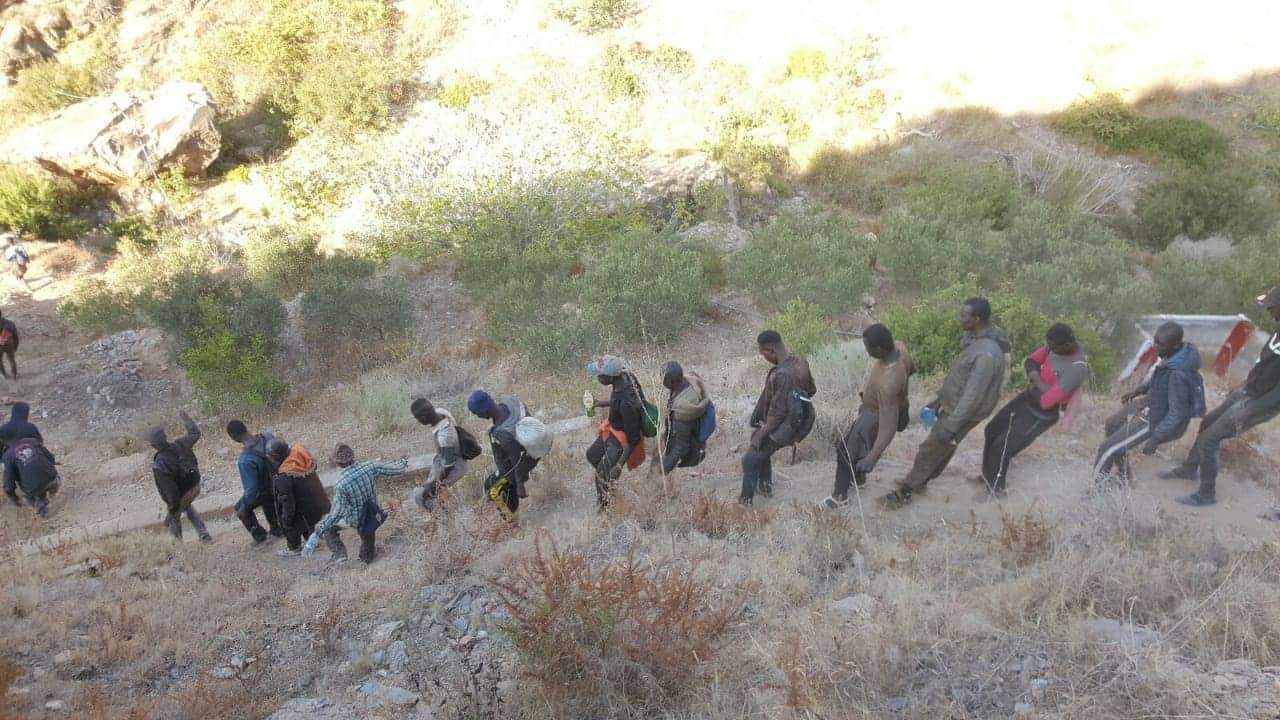السلطات تلقي القبض على ازيد من 80 مهاجرا سريا كانوا مختبئين داخل كهف بتازغين