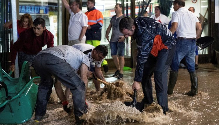 يهم أفراد الجالية العائدين الى بلدان الإقامة.. فيضانات تقطع محاور طرقية مهمة بالعاصمة مدريد