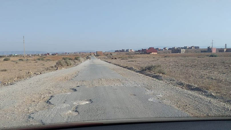 بالصور.. طريق العروي - بني سيدال لوطا يتحول لشريط يتنافس مستعملوه على الظفر بجزئه الأكبر