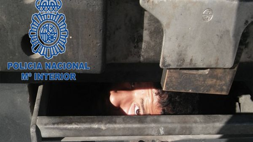 انقاذ قاصرين تخفوا في شاحنة للنقل الدولي انطلقت من ميناء الناظور