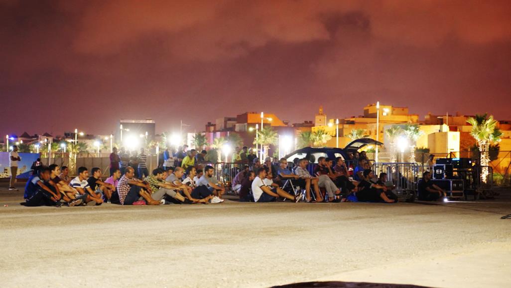 سينما بالهواء الطلق.. شباب يتغلبون على غياب صالات العرض بالناظور