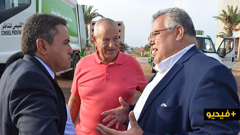 ستساهم في فك العزلة والحد من تراكم الأزبال.. الرحموني يمنح جرافات وشاحنات جمع النفايات لجماعات بالناظور 