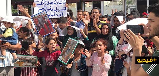 لاجئون سوريون يحتجون بمعبر بني أنصار بعد إفشال عملية إقتحامهم لمدينة مليلية لاجئون سوريون يحتجون بمعبر بني أنصار بعد إفشال عملية إقتحامهم لمدينة مليلية