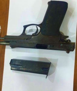 بالصور محجوزات اخطر زعيم عصابة بالناظور.. مسدس و 39 رصاصة بالصور محجوزات اخطر زعيم عصابة بالناظور.. مسدس و 39 رصاصة