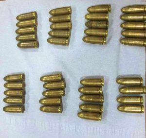 بالصور محجوزات اخطر زعيم عصابة بالناظور.. مسدس و 39 رصاصة