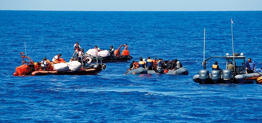 إنقاذ 14 شابا من العروي بعد ليلة عصيبة بعرض البحر وإطلاق سراح 22 مهاجرا من إمزورن بإسبانيا