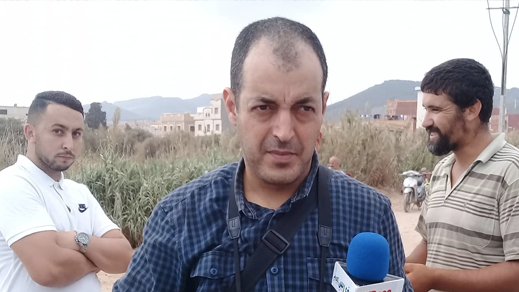 عون سلطة تابع لجماعة بوعرك يحاول منع مراسل صحفي من تغطية وقفة احتجاجية