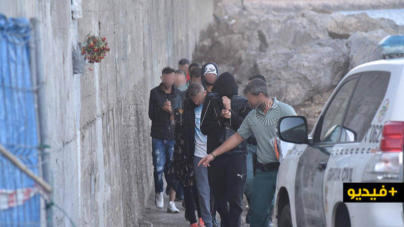 شاهدوا بالفيديو.. توقيف 4 مهاجرين مغاربة حاولوا الهجرة على متن قارب مطاطي