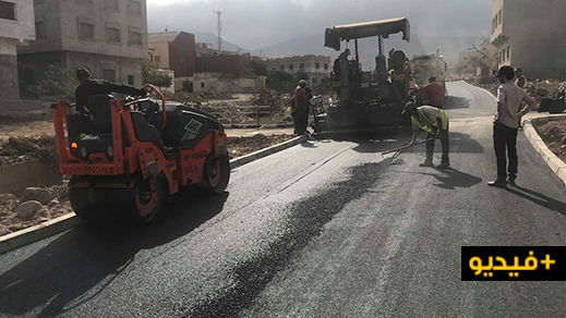 شاهدوا.. تزفيت مجموعة من شوارع الأحياء ناقصة التجهيز ببني انصار شاهدوا.. تزفيت مجموعة من شوارع الأحياء ناقصة التجهيز ببني انصار