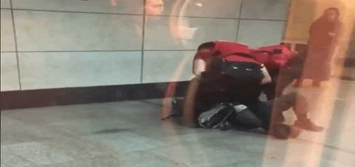 شاهدوا بالفيديو.. ضباط أمن بلجكيين يطردون بعنف رجل مسن من داخل قطار مليئ بالمسافرين