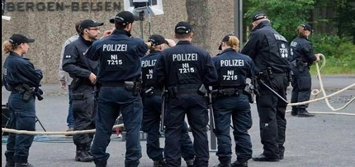 مسلح يسطو على سيارة إسعاف ويصدم عددا من الأشخاص في أوسلو مسلح يسطو على سيارة إسعاف ويصدم عددا من الأشخاص في أوسلو