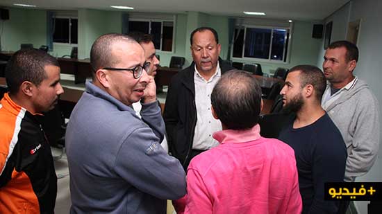 العمال العرضيين يحتجون بالبلدية بعد تأخر صرف مستحقاتهم وهذا جواب الرئيس بالنيابة