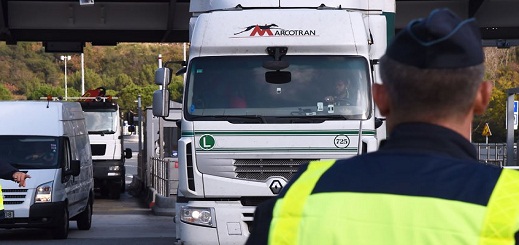 العثور على واحد وثلاثين مهاجرا في شاحنة بمدينة نيس جنوب فرنسا