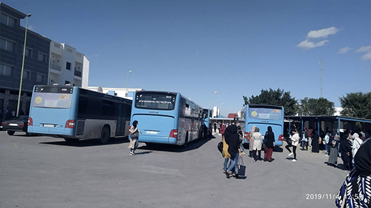 طلبة كلية سلوان يحاصرون حافلات "فيكتاليا" احتجاجا على اعتداء أحد عمال الشركة على طالب جامعي