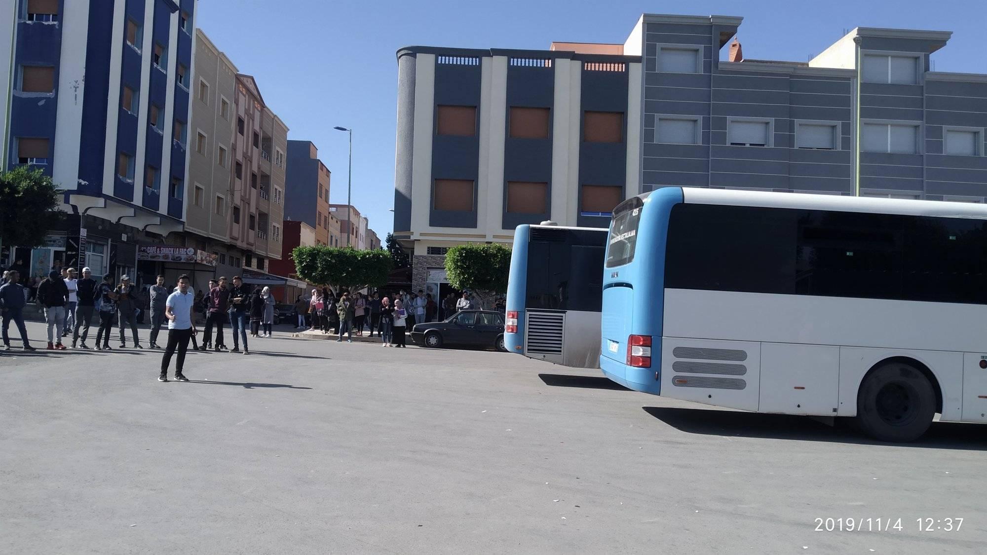 طلبة كلية سلوان يحاصرون حافلات "فيكتاليا" احتجاجا على اعتداء أحد عمال الشركة على طالب جامعي
