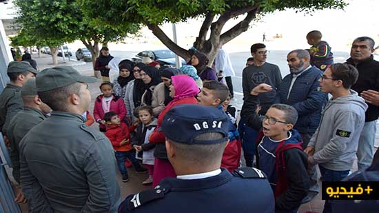 ساكنة دوار لعسارة تطالب عامل الناظور تمكينها من الكهرباء في وقفة احتجاجية أمام مقر العمالة 