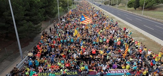 المحتجون الكاتالونيون يغلقون طريقا سريعا رئيسيا يربط بين إسبانيا وفرنسا