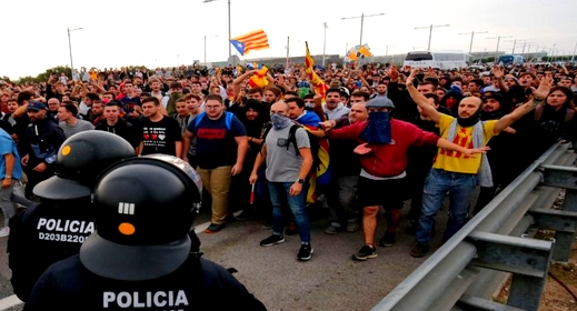 السلطات الإسبانية ترحل شابا مغربيا شارك في احتجاجات منددة بالأحكام الصادرة في حق سياسيي كاتالونيا