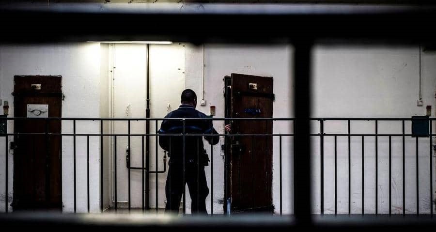 محكمة فرنسية تقضي بحبس مهاجر مغربي 28 سنة بتهمة تنفيذ عملية إرهابية داخل السجن