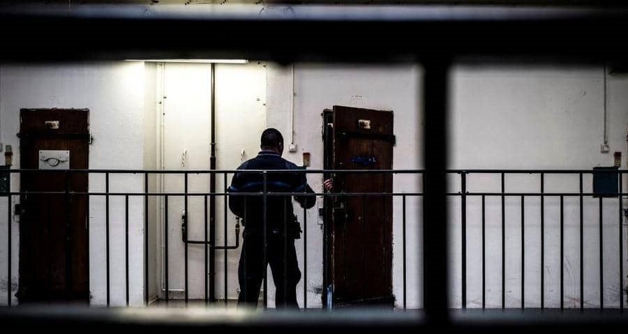 محكمة فرنسية تقضي بحبس مهاجر مغربي 28 سنة بتهمة تنفيذ عملية إرهابية داخل السجن