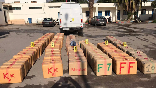شاهدوا.. الشرطة القضائية بالناظور تحجز 5 أطنان من الحشيش على متن سيارة نفعية