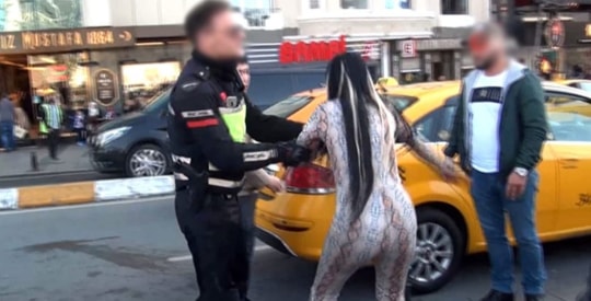 شاهدوا.. مغربية في حالة سكر طافح تثير فوضى عارمة وسط  اسطنبول 
