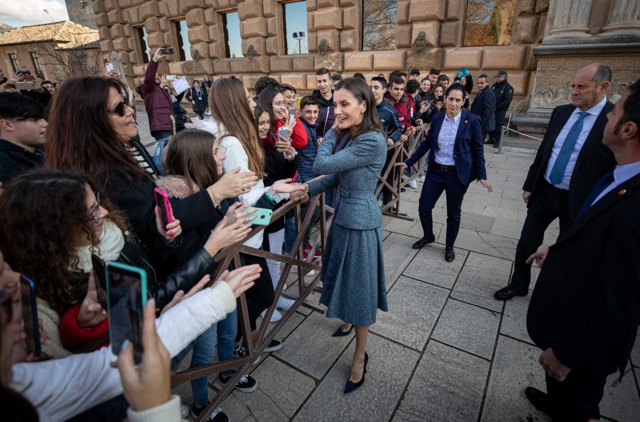 ملكة اسبانيا وإبنة الناظور ليلى أمزيان تفتتحان معرض الفنون الامازيغية بغرناطة 