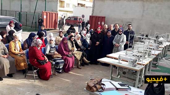 رئيس المجلس الجماعي للناظور بالنيابة يوزع الات الخياطة على نساء حي ترقاع 