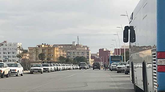 طاكسيات فرخانة تحاصر الحافلات.. والمواطنون يرفضون المس بمكسب النقل العمومي