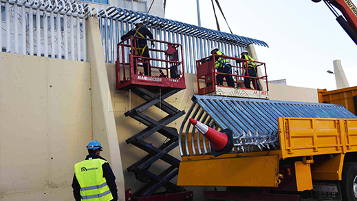 لمنع تسلل القاصرين المغاربة.. السلطات الإسبانية تسيج محيط الميناء لمنع تسلل القاصرين المغاربة.. السلطات الإسبانية تسيج محيط الميناء