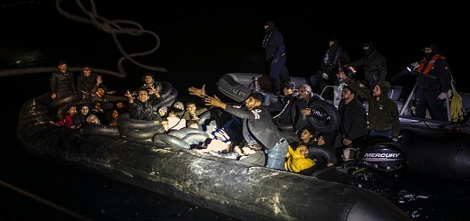 مصرع 12 مهاجراً على الأقل بعد غرق مركب كان على متنه 50 شخصا