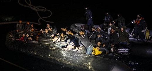 مصرع 12 مهاجراً على الأقل بعد غرق مركب كان على متنه 50 شخصا