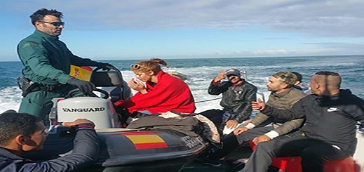 خفر سواحل "غرناطة" يُنقذ 14 مهاجرا سريا أبحروا على متن قارب من سواحل الحسيمة