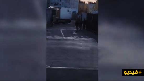 شاهدوا بالفيديو.. "حراكة" مغاربة يتربصون بشاحنات النقل الدولي داخل الميناء والسائقون يشتكون 