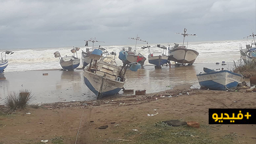 شاهدوا.. مياه الأمطار تغمر مراكب الصيد التقليدي باعزانن  وأمجاو ومسؤولي القطاع خارج التغطية 