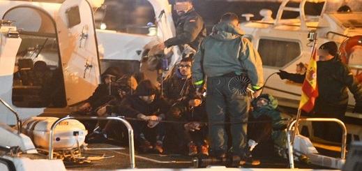 إسبانيا تنقذ 9 مهاجرين مغاربة من الغرق.. وتستعد لإعادتهم للمغرب