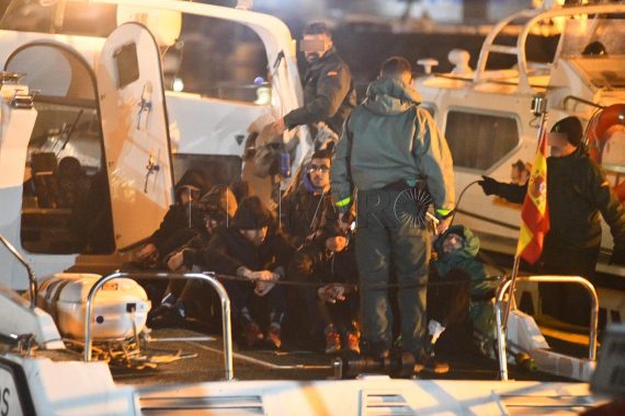 إسبانيا تنقذ 9 مهاجرين مغاربة من الغرق.. وتستعد لإعادتهم للمغرب إسبانيا تنقذ 9 مهاجرين مغاربة من الغرق.. وتستعد لإعادتهم للمغرب