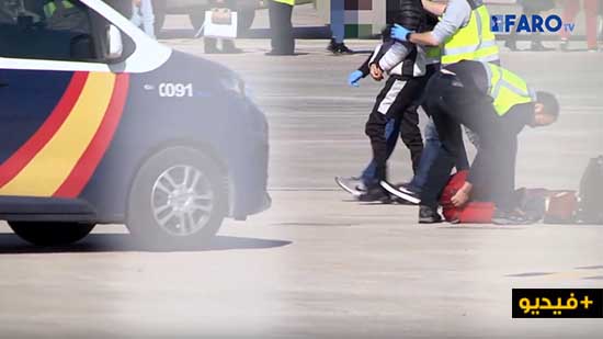 شاهدوا بالفيديو.. "حراكة" وطالبي لجوء مغاربة يرحلون من إسبانيا الى مليلية عبر الطائرات تمهيدا لترحيلهم