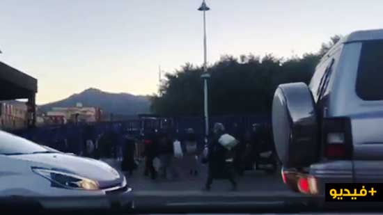 شاهدوا... استنفار بمعبر بني انصار بسبب احتجاز مئات المغاربة من طرف الشرطة الاسبانية 