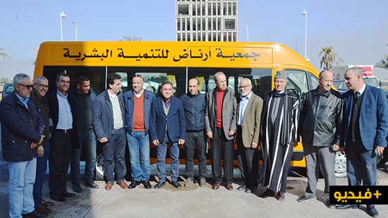 الرحموني يوزع عددا من الشاحنات وحافلة للنقل المدرسي لجماعات بإقليم الناظور