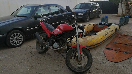 بالصور.. اعتقال شخصين وحجز قارب وسيارات تستعمل في الهجرة السرية